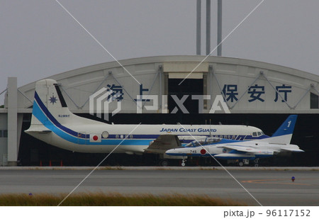 移動中の、ブルーインパルス使用機と、海上保安庁のYS-11（2008年那覇基地航空祭） 96117152