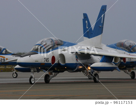 移動中の、T-4ブルーインパルス使用機(2008年那覇基地航空祭) 移動中の、T-4ブルーインパルス使用機(2008年那覇基地航空祭) 96117153
