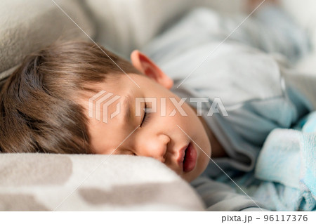 ベッドで眠る子供　睡眠イメージ 96117376