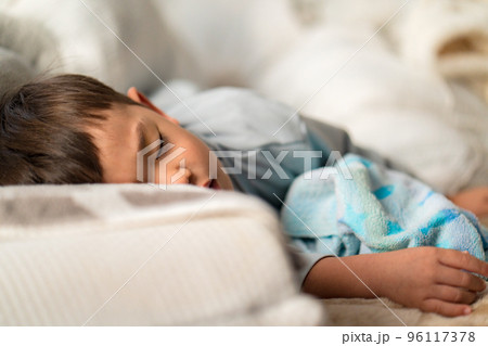 ベッドで眠る子供 睡眠イメージ ベッドで眠る子供 睡眠イメージ 96117378