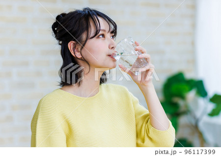 水を飲む若い女性 水を飲む若い女性 96117399
