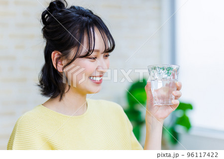 水を飲む若い女性 96117422