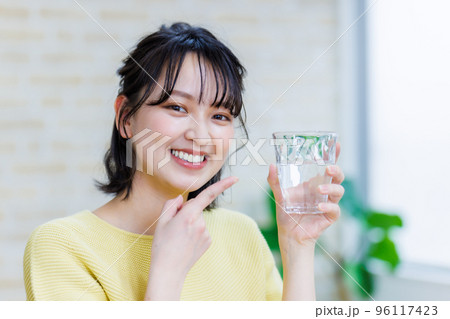 水を飲む若い女性 96117423