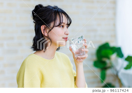 水を飲む若い女性 96117424