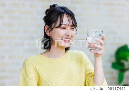 水を飲む若い女性 水を飲む若い女性 96117443