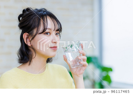 水を飲む若い女性 96117465