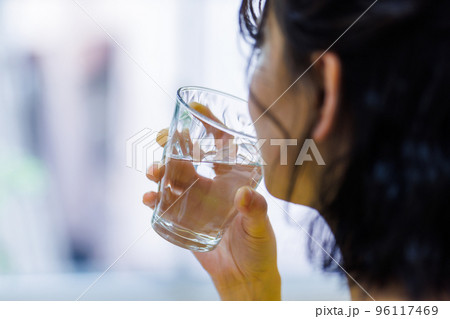 水を飲む若い女性 水を飲む若い女性 96117469