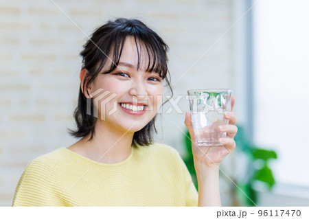 水を飲む若い女性 96117470