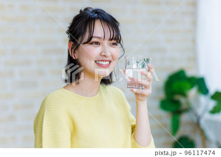 水を飲む若い女性 96117474