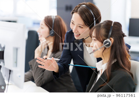 研修を受けるオペレーター 研修を受けるオペレーター 96117561