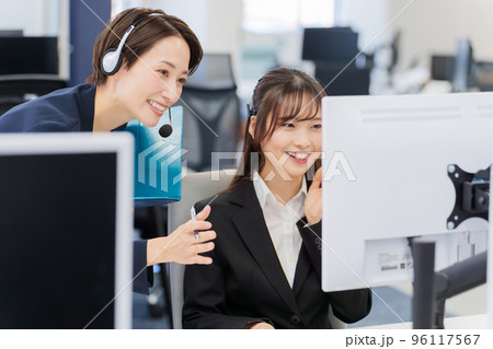 研修を受けるオペレーター 研修を受けるオペレーター 96117567