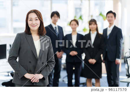 ビジネスウーマンのポートレート 96117570
