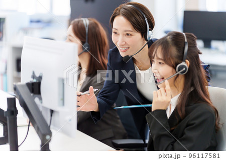 研修を受けるオペレーター 研修を受けるオペレーター 96117581