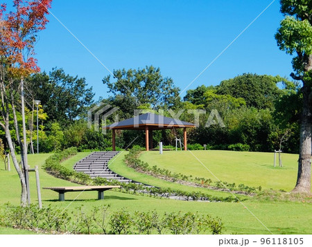 丘の上の東屋 96118105