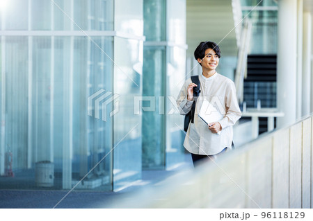 キャンパスを歩く大学生 96118129