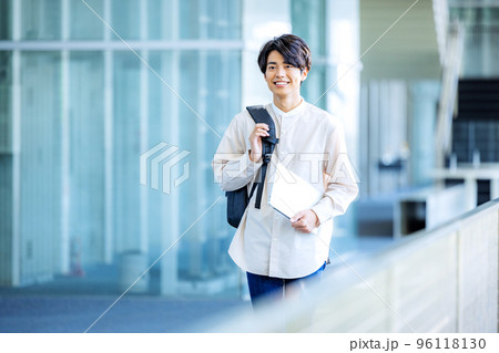 キャンパスを歩く大学生 キャンパスを歩く大学生 96118130
