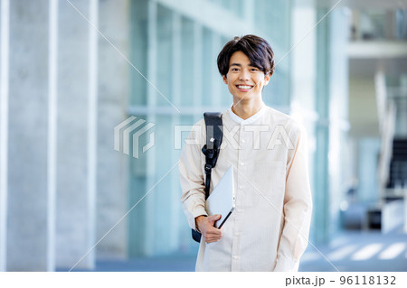 キャンパスを歩く大学生 96118132