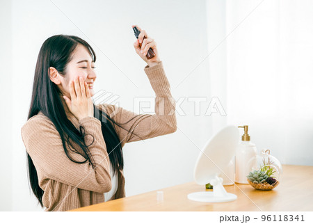 スキンケアで基礎化粧品・ミスト・スプレーを使って保湿する女性 96118341