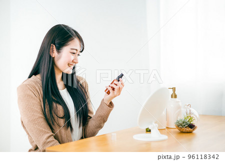 化粧品・ヘアケア用品の成分を見る日本人女性 96118342