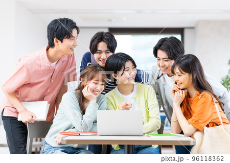 パソコンを見る大学生の男女 パソコンを見る大学生の男女 96118362