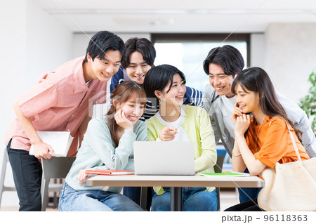 パソコンを見る大学生の男女 パソコンを見る大学生の男女 96118363