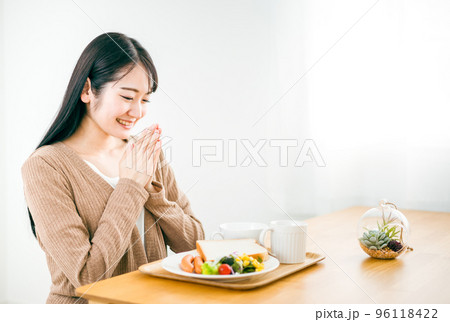 家でご飯を食べる日本人女性（いただきます） 96118422