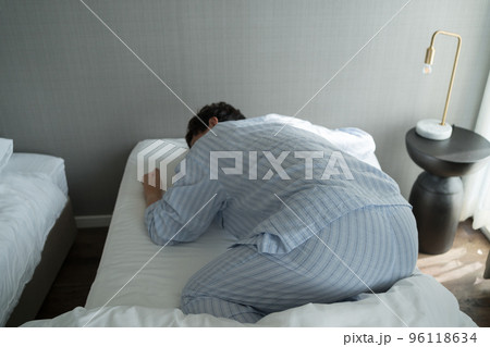 寝室の40代男性 96118634