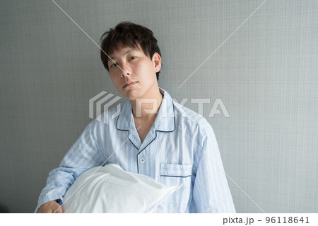 寝室の40代男性 寝室の40代男性 96118641