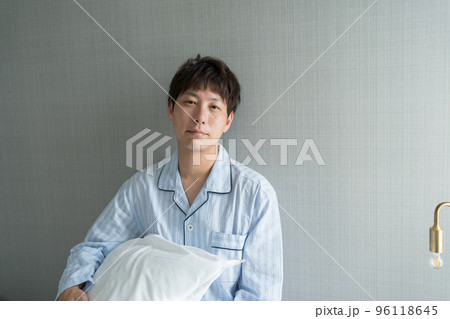 寝室の40代男性 96118645