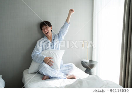 寝室の40代男性 96118650