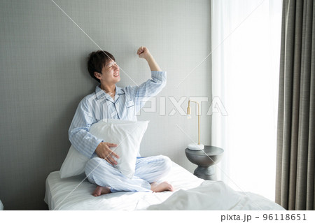 寝室の40代男性 寝室の40代男性 96118651