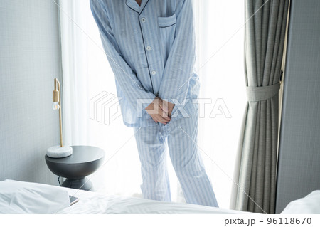 寝室の40代男性 96118670