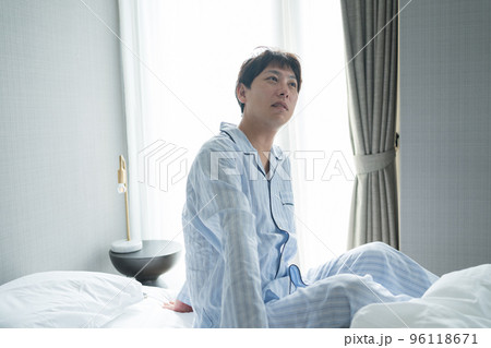 寝室の40代男性 寝室の40代男性 96118671