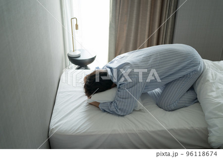 寝室の40代男性 96118674