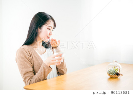 病気で薬・処方箋を飲む日本人女性 96118681