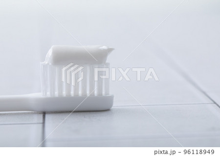 タイルに置かれた歯ブラシ　toothbrush	 96118949