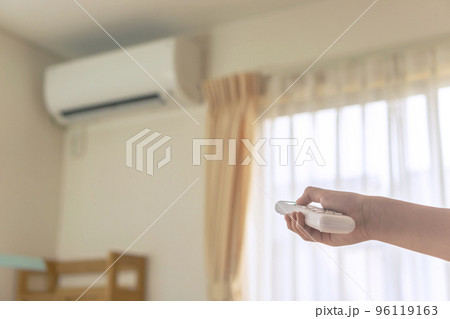 エアコンのスイッチをつける女の子 96119163
