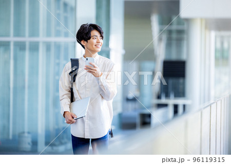 スマートフォンを操作する男性 96119315