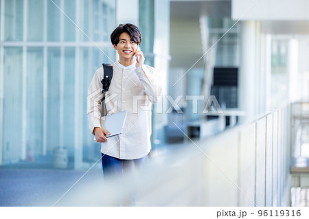 スマートフォンで通話する男性 96119316