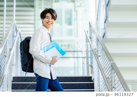 キャンパスの階段に立つ大学生 キャンパスの階段に立つ大学生 96119327