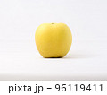 完熟したシナノゴールドという黄色い品種のリンゴ 96119411