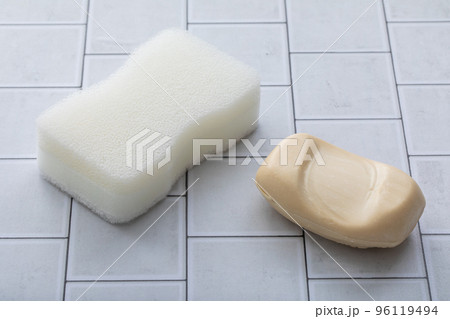 タイルに置かれたスポンジと石鹸　sponge 96119494