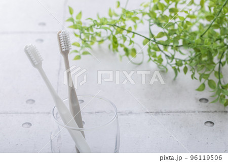 タイルに置かれた歯ブラシ toothbrush タイルに置かれた歯ブラシ toothbrush 96119506