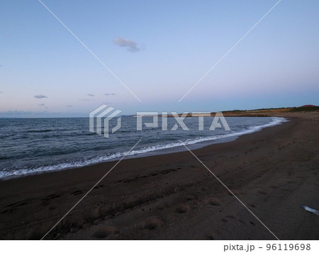 海岸から見た冬の穏やかな日本海 96119698