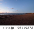 夕暮れの空と日本海と砂浜 96119878