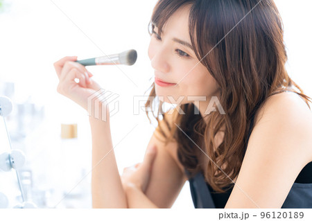 女性　ビューティー　美容　メイク 96120189