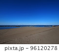 青空が広がる晴れた日の冬の日本海2 96120278