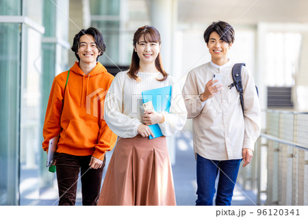 男女の大学生 男女の大学生 96120341