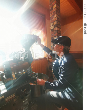 コーヒー豆　自家焙煎　男性　焙煎士 96120388