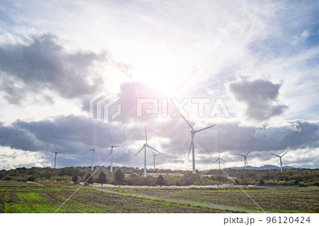 郡山布引風の高原　日本最大級の風力発電所　逆光 96120424